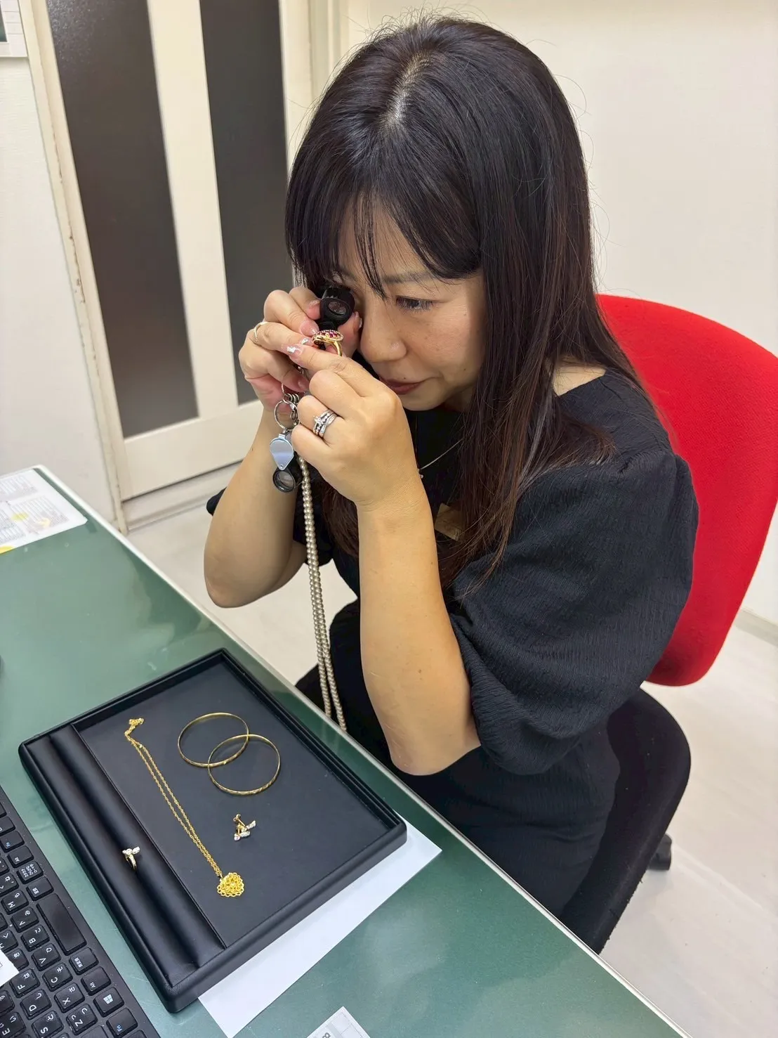 鑑定士の顔画像