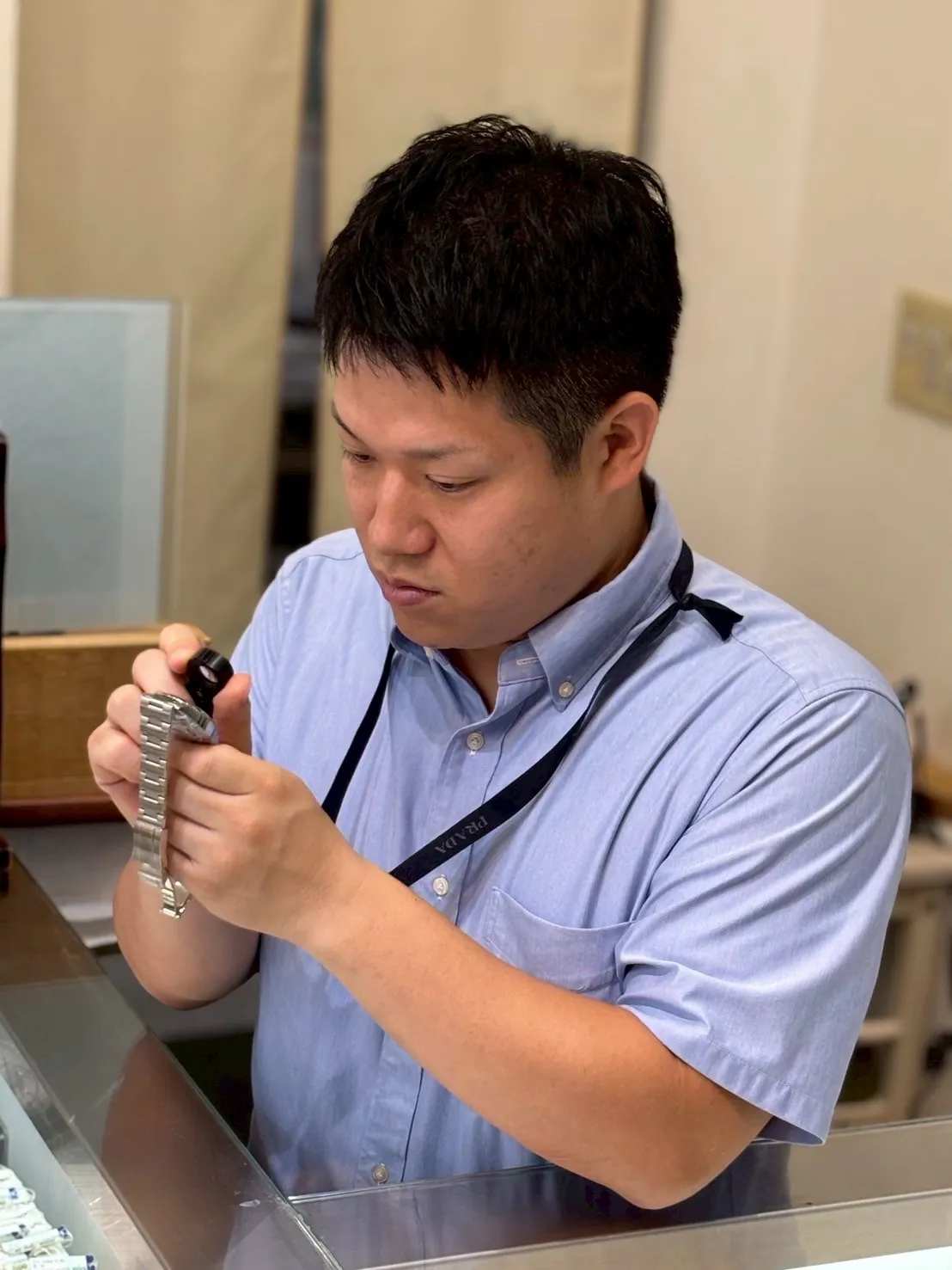 鑑定士の顔画像