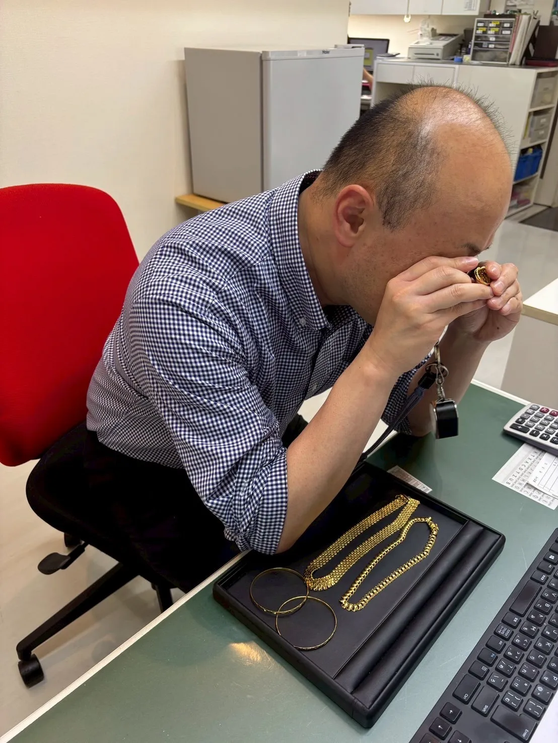 鑑定士の顔画像