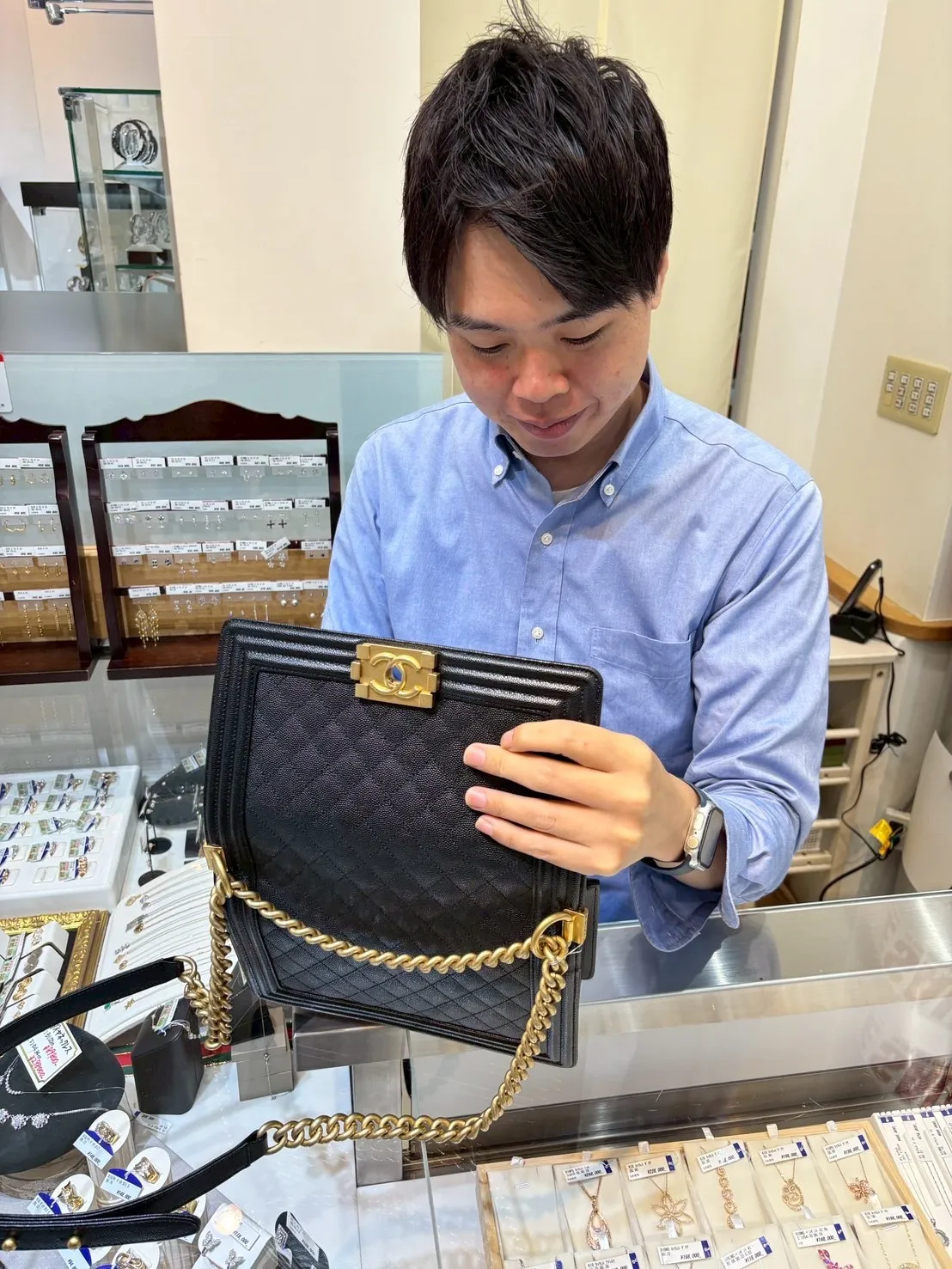 鑑定士の顔画像