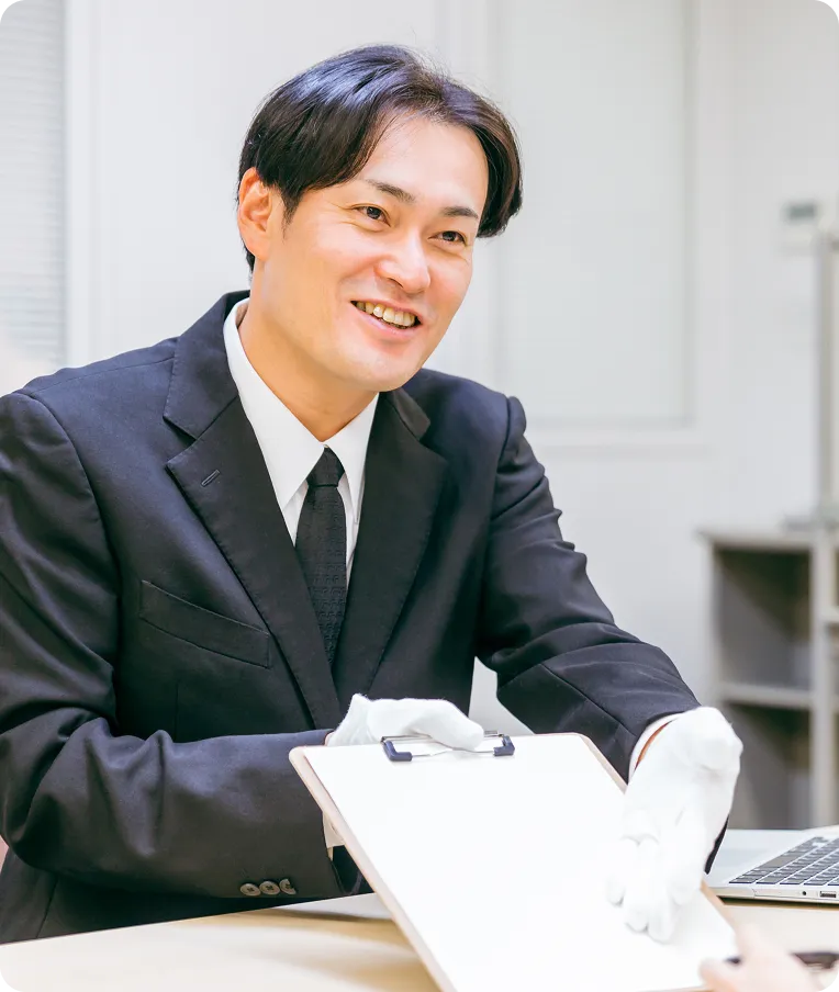 スタッフが査定している画像