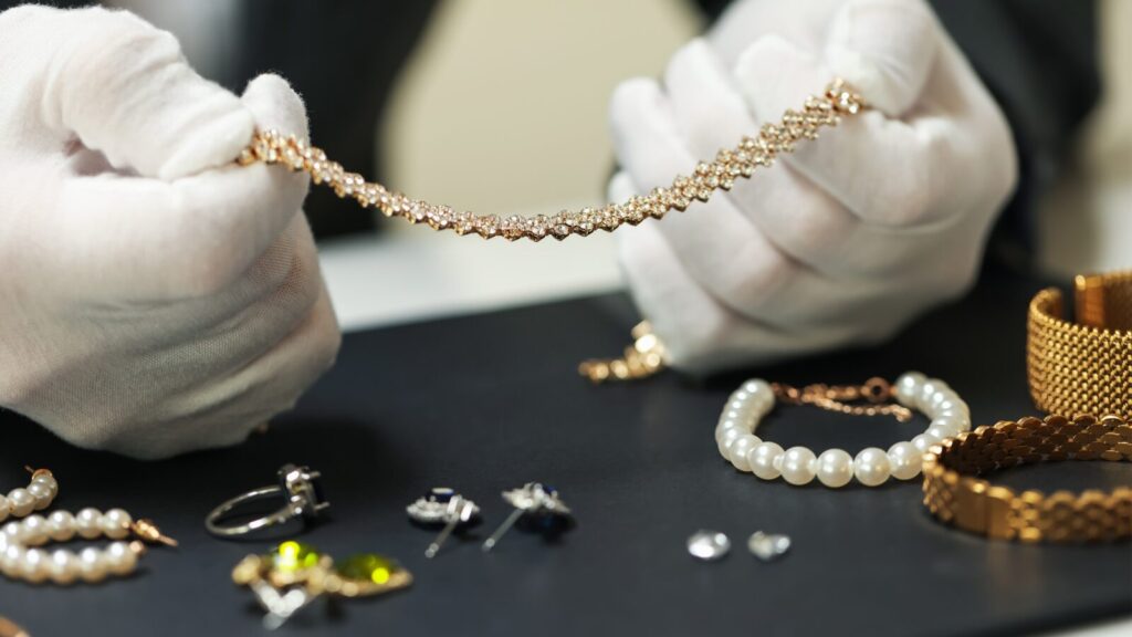 質屋における質入れと買取の違い