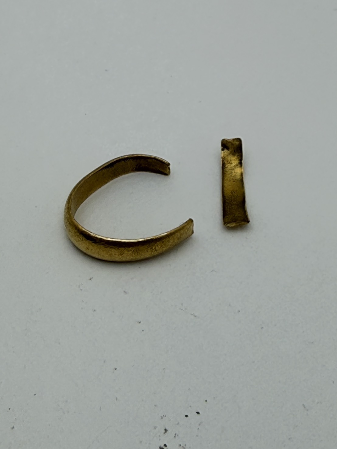 切れたリング 素材不明