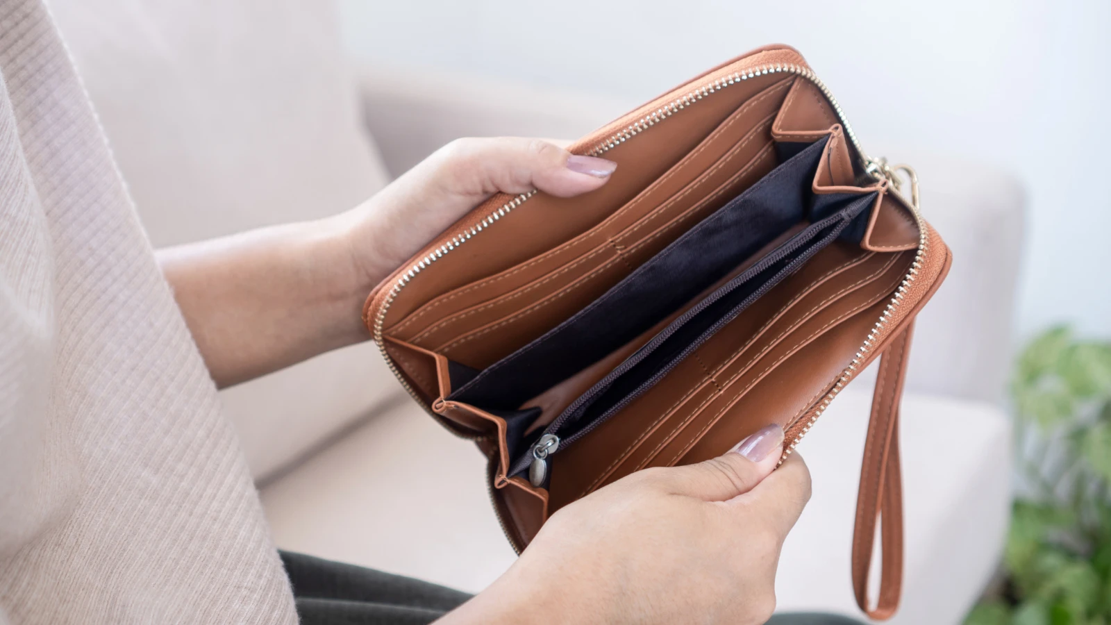 ヴィトンの財布はボロボロでも買取できる？買取相場や高く売るコツなども解説